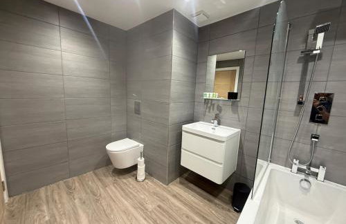 Stylish 3 bed spacious flat - Foto 2