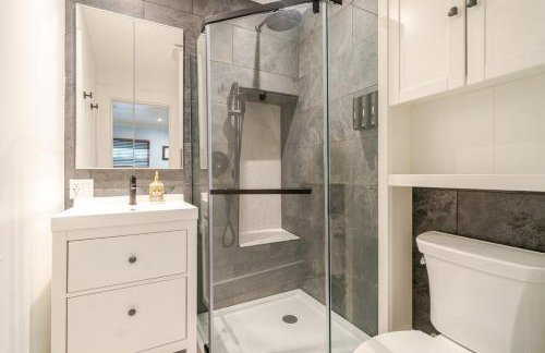 Artistic Retreat, King Suite with Private Balcony! - Foto 15