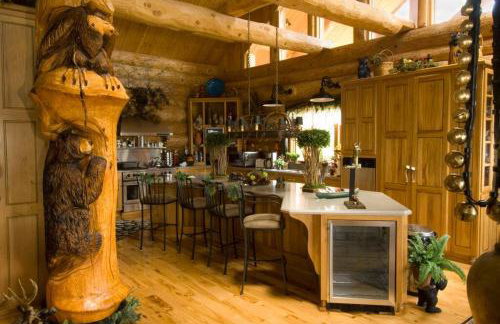 LUXURIOUS TN Mtn Lodge- Sleeps 22+, Hiking & Lake - Photo 3