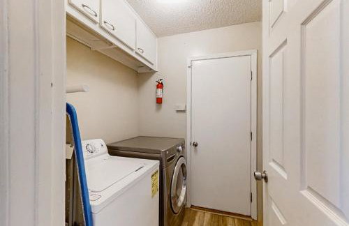 Spacious and quiet home with private patio & enclosed yard - Foto 24