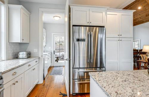 Direct Lake Access and Fire Pit Tuckasegee Cottage! - Foto 11