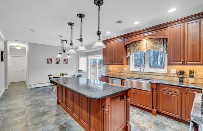 Cozy Private Home W Fireplace Outdoor Kitchen - Photo 49