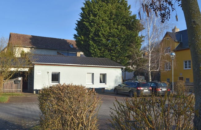 Serene Holiday Home in Naumburg near River - Foto 1