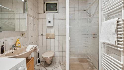 BAT Home Solutions Trier-Euren - alles was ein Hotel nicht bietet - 35 qm Ferienwohnung, Heimkino, Wallbox, Küche für 4 Personen - Foto 4, towels, Shower