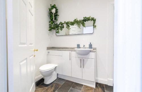 The Central 3BR First-Floor Apartment - Photo 10