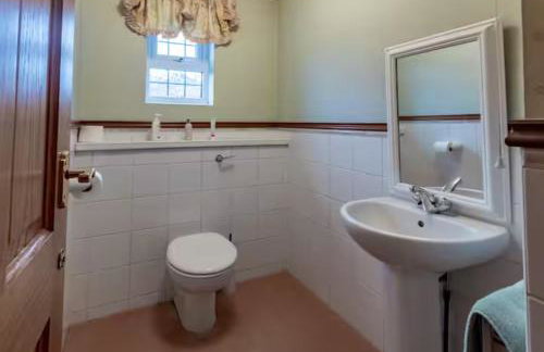 Tudor Style Seafront Home Sea Views Shoebury - Pass the Keys - Foto 24