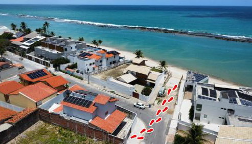 Quase beira mar, casa muito nova com 5 suítes, vista mar, piscina grande, cozinha completa, 4 vagas e perto de mercado, restaurantes e bares - CLIQUE E VEJA AS FOTOS - Foto 2
