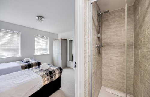 Stunning Detached House with Driveway Parking, Office Room, Self-Check-In, Fast WiFi and Smart TV with Sky and Netflix by Yoko Property - Photo 12