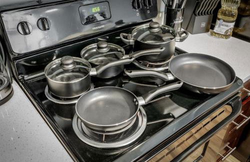 Spacious DT Condo l Free Parking l Fast Wi-Fi - Foto 12