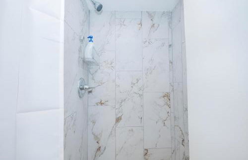 1Bedroom Newly Renovated Basement Suite with Parking - Foto 15