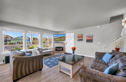 Sunkissed 3BR beach getaway - dog-friendly fenced yard, firepit, glimpse ocean views, near beach access, sleeps 8 - Foto 13