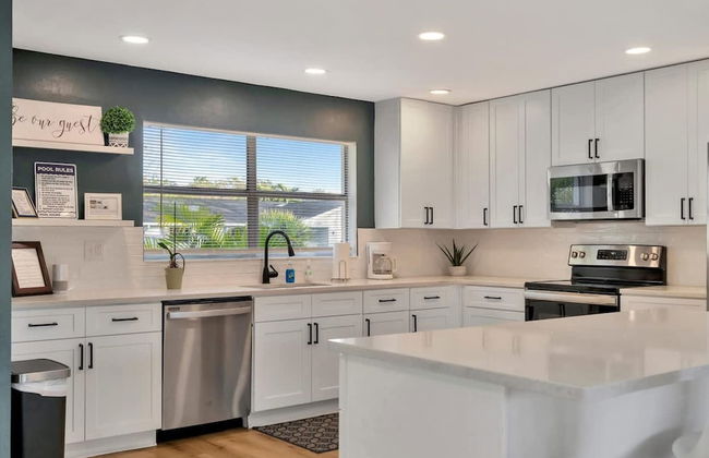 Heated Pool 3b 2b Home 10 Mins to Beach - Photo 18