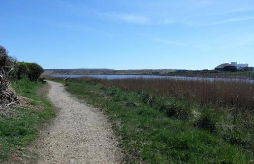 THE HIDEAWAY - LUXURY SELF CATERING COASTAL APARTMENT with PRIVATE ENTRANCE & KEY BOX ENTRY JUST A FEW MINUTES WALK TO THE BEACH, SOLENT WAY WALK, SHOPS and many EATERIES & BARS - FREE OFF ROAD PARKING,FULL KITCHEN, LOUNGE,BEDROOM , BATHROOM & WI-FI - Foto 54