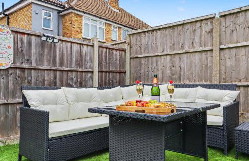 4BR Heathrow Base Free Parking Fast Wi-Fi - Foto 8