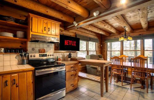 Poconos True Log Cabin with Sauna, Movie Theather, Hot Tub & Fire Pit! - Foto 19