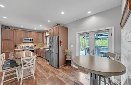 Lakeside Retreat with Hot Tub & Game Room home - Foto 9