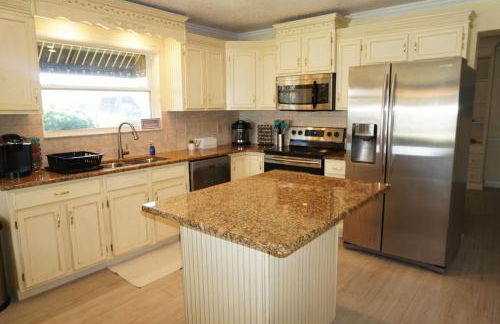 3 bedroom 2 bath home walking distance to beach - Foto 29