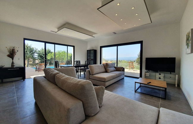 Villa With Pool & Views - Photo 10