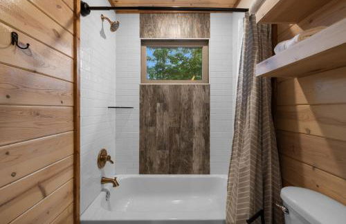 Cozy Cabin with Hot Tub, Fire Pit and Arcade Games - Foto 45