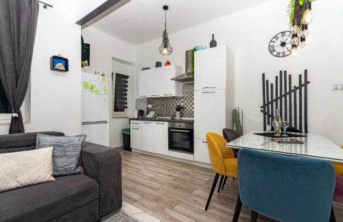 Spacious Apartment Center - Photo 7