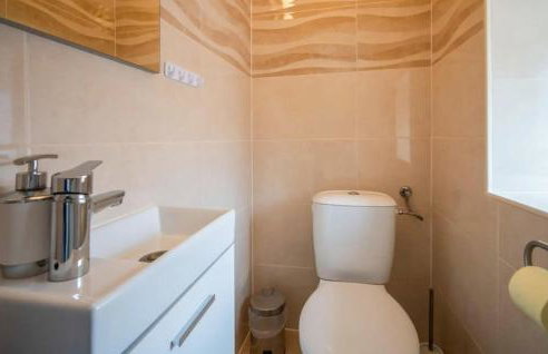 2 Bedroom Gorgeous Apartment In Veli Brgud - Photo 16