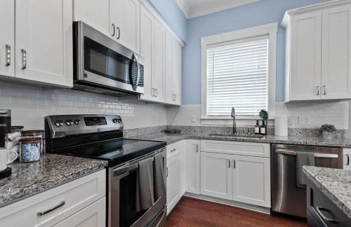 Renovated Dog Friendly Duplex Near Food & Fun Fully Fenced Yard and Private Parking - Foto 12