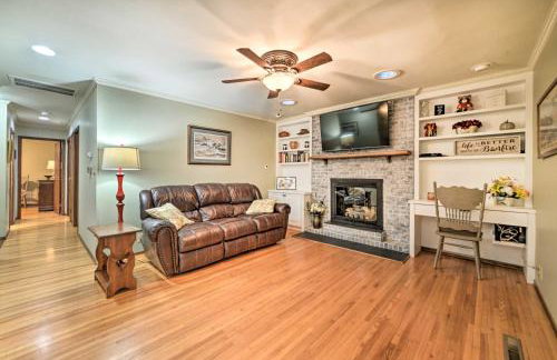 Charming Lakefront Home with Grill and Fire Pit! - Foto 6