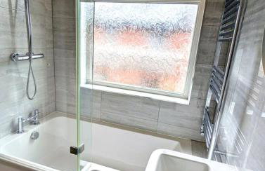 Recently renovated 4 bed home - Foto 16