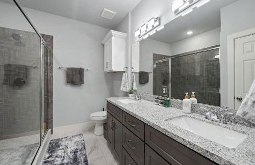 Modern 2024 Townhome with Indoor Hoops Huge TVs and Gray Chic Design - Foto 13