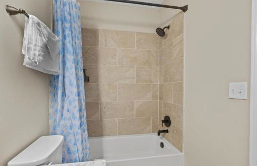 Cabin with King Bed , XBOX, HotTub, Games, Firepit , Stargazing Dome - Photo 31