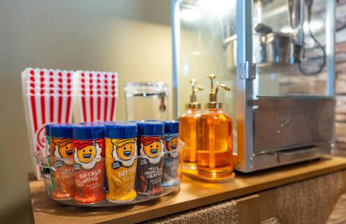 Luxury Resort Family Home Professionally Furnished Ultra Comfortable beds Epic Mario Game Room Themed Bedrooms Heated Pool and Spa Outdoor Grill Golf Course View - Foto 59