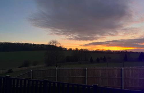 Hunters Cottage - Luxury, high end, hot hub, AC, slipper bath, couples retreat - Photo 17