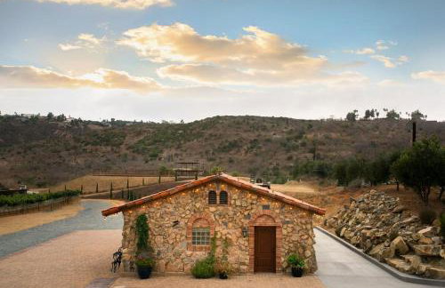 Casita Vino Dog-Friendly Vineyard Retreat & Stay - Photo 26