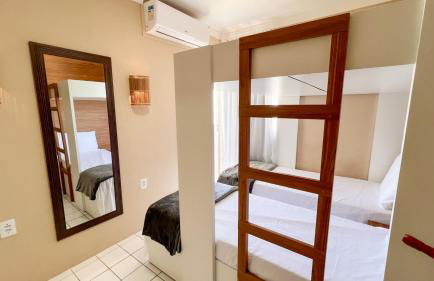 Apto com Varanda, Vista e Piscina a 50m da Praia - Foto 23