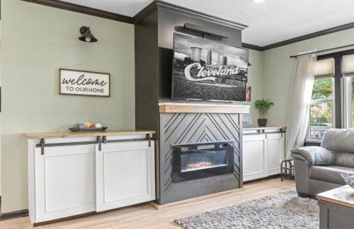 Luxe Suite with Pool Table, King Bed, 3 TVs, & Free Parking - Foto 6