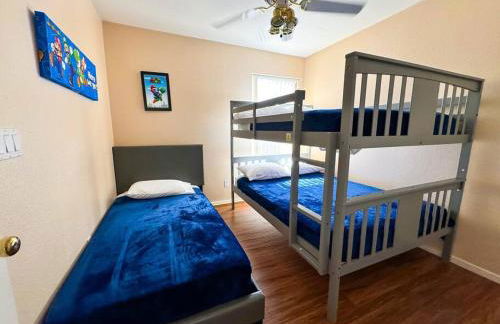 Spacious 4BR Fam Retreat King Bed WIFI And Parking - Foto 5