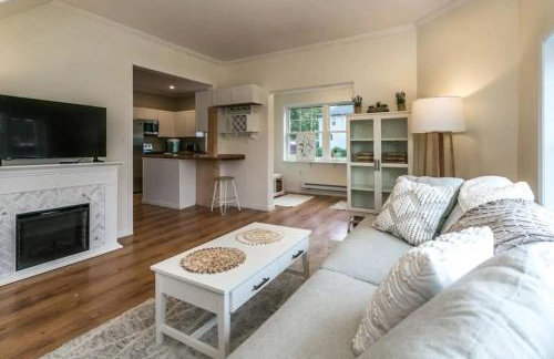 Luxurious 5 BR Home in the Heart of Sylvan Beach - Foto 11