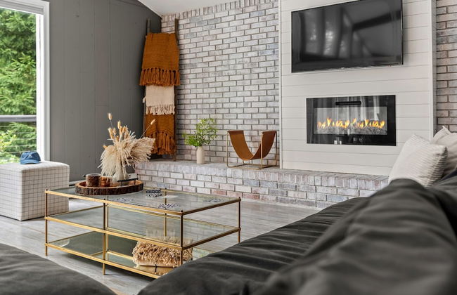 The Evergreen Escape by Avantstay Modern Cabin w Volleyball Court Hot Tub - Foto 8