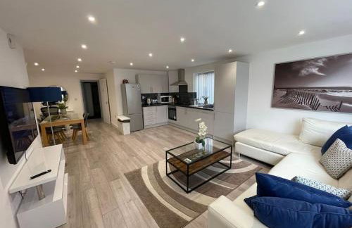 Maisy Lodge - Two Bed Lux Flat - Parking, Netflix, WIFI - Close to Blenheim Palace & Oxford - F2 - Photo 1