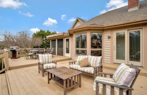 Gorgeous Creek Side Ranch-Style Estate With Dock - Foto 34