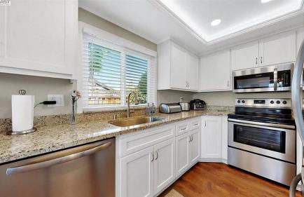 Waterfront Sleeps 6 near Marina with Hot Tub - Foto 32