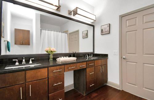 Skyline King Beds Retreat 2BR 2BA Near NRG Medical Center Galleria Mall - Foto 15