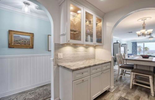 Oceanfront Elysium with a pool - Photo 9