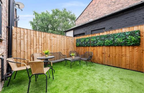 Modern 3 Bedroom house, short walk to train station and town centre, close to Manchester Airport and PLouise - Photo 5