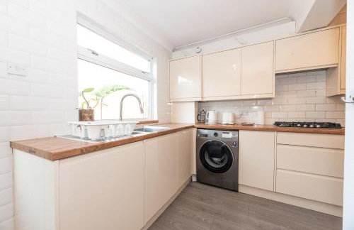 4 Bedroom Family Home In South East London - Photo 6