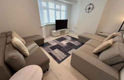Luxury 4 Bedroom House in Harrow with Free Parking - Foto 1