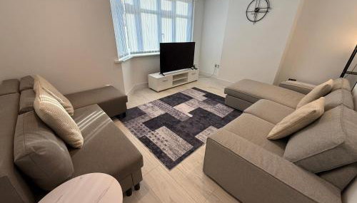 Luxury 4 Bedroom House in Harrow with Free Parking - Foto 1