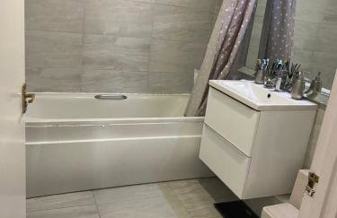 Modern 2 bedroom flat with Sky TV & free parking - Foto 18