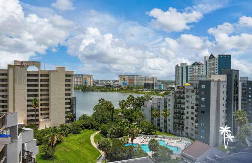 Lake View Top Floor 2 Bed 2 Bath Condo with Balcony - Foto 25