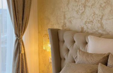 La Luna Royal Deluxe Luxury House with Pool & Jacuzzi, Bikes and Secured Parking - Photo 5